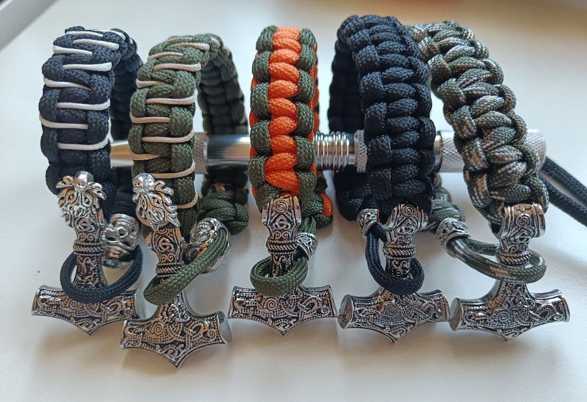Erivärisiä käsin punottuja paracord-rannekkeita